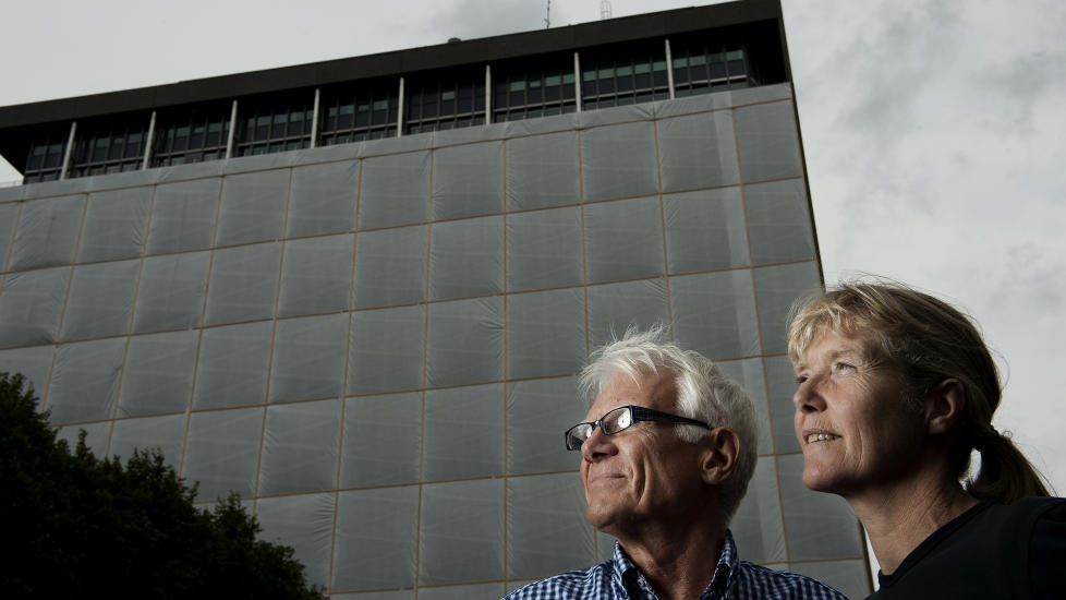 MISTET TRYGGHETEN: Harald Føsker ble nesten blind i eksplosjonen i regjeringskvartalet. Line Benedikte Nersnæs fikk en treflis gjennom hodet. Begge mistet noe av tryggheten de følte på arbeidsplassen sin 22. juli i fjor. FOTO: BENJAMIN A. WARD / DAGBLADET