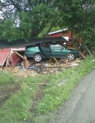 Personbil smadret naust til pinneved