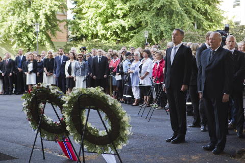 Kong Harald og statsminister Stoltenberg ærer de døde fra Regjeringskvartalet.