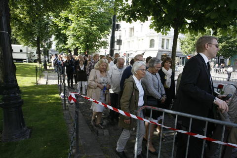 Det er lang kø med mennesker som skal delta på minnegudstjenesten i Oslo domkirke.