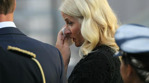 T�RKET T�RENE: Kronprinsesse Mette-Marit t�rket t�rene �penlyst under minnemarkeringen. 
Foto: Lise �serud / NTB scanpix