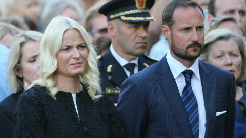 DELTAR I NASJONAL SORG: B�de kronprinsesse Mette-Marit og kronprins Haakon er i dag til stede ved flere av de offisielle minnemarkeringene i forbindelse med ett�rsdagen for terroren 22. juli. Foto: Lise �serud / NTB scanpix