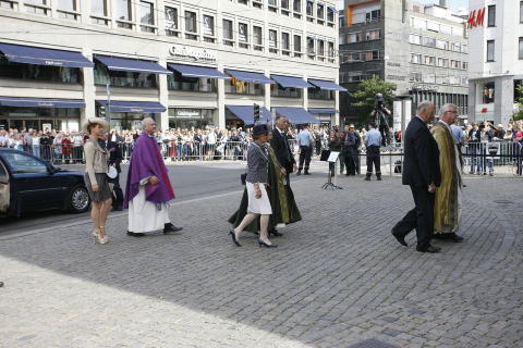 Biskopen og de kongelige på vei inn i kirken.