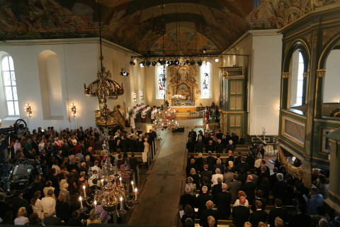 Stemningsfullt under minnegudstjenesten i Oslo domkirke. Kirken er fylt til randen, men bare 100 plasser skal ha vært reservert på forhånd til spesielt inviterte personer.