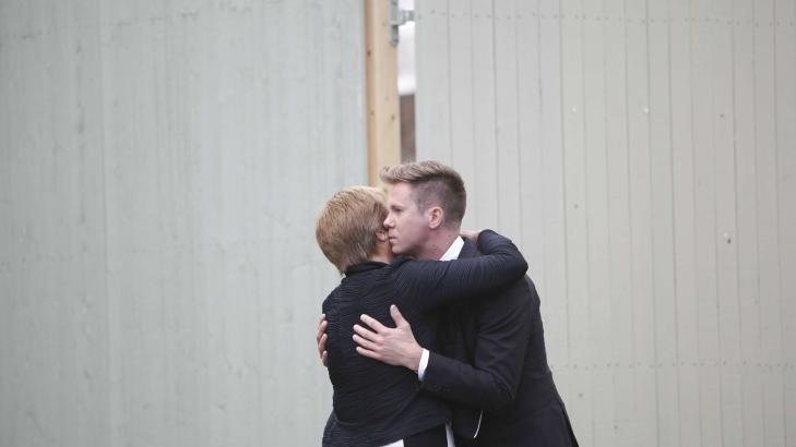 FIKK KLEM: Fornyings-, administrasjons- og kirkeminister Rigmor Aasrud gir Auf-leder Eskil Pedersen en god klem før minnemarkeringen utenfor Regjeringskvartalet i dag tidlig. Foto: Torbjørn Katborg Grønning /  Dagbladet