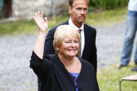 Gro ble mottatt med trampeklapp da hun ankom Utøya. 

- I dag bidrar jeg bare med å være en som tidligere har vært knyttet til Utøya i mange år, og som bestemor som tenker på alle de som har mistet sine, sier Gro Harlem Brundtland til NRK.