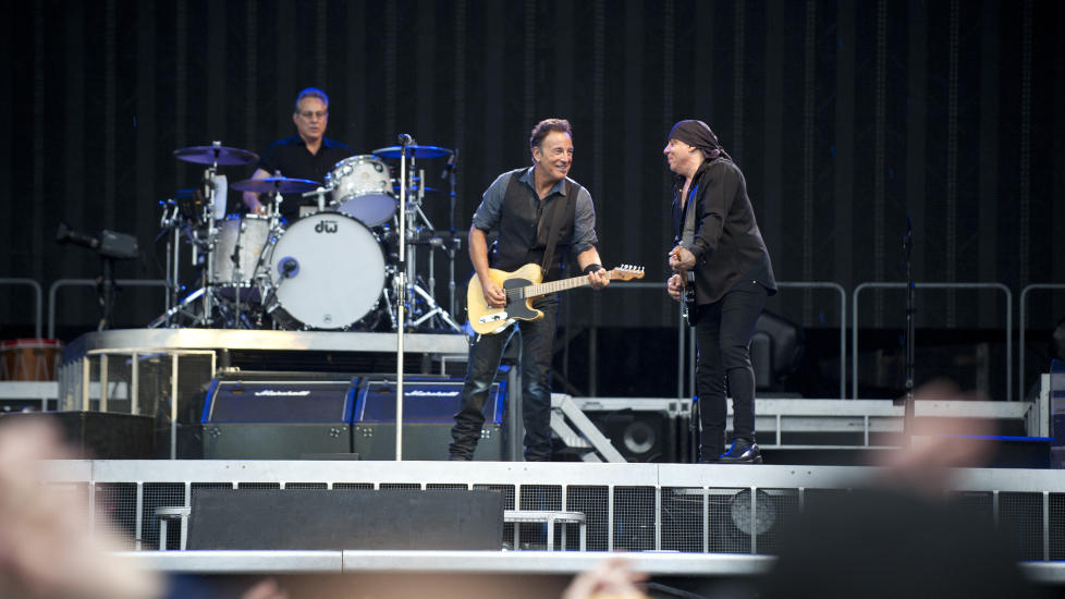 KOSER SEG P� KOENGEN: Bruce Springsteen og Little Steven p� Koengen i Bergen i g�r kveld. I kveld er han tilbake. Foto: Tor Erik H. Mathiesen/Dagbladet