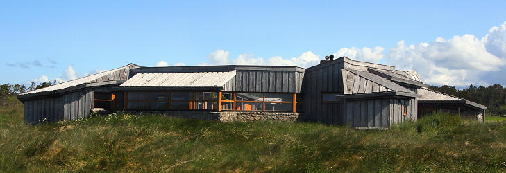 FRILUFTSHUSET p� ORRE: Tegnet av arkitekt Per Line glir det naturlig inn i landskapet.