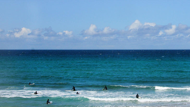  ORRESTRANDA:  Her er det surfekurs i b�lgene  p� J�rstrendene. Foto: KIRSTEN MARGRETHE BUZZI