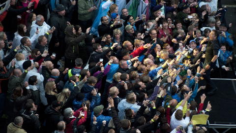 TETT P�: Ikke noe � si p� kontakten mellom publikum og Bruce Springsteen. Foto: Tor Erik H. Mathiesen/Dagbladet