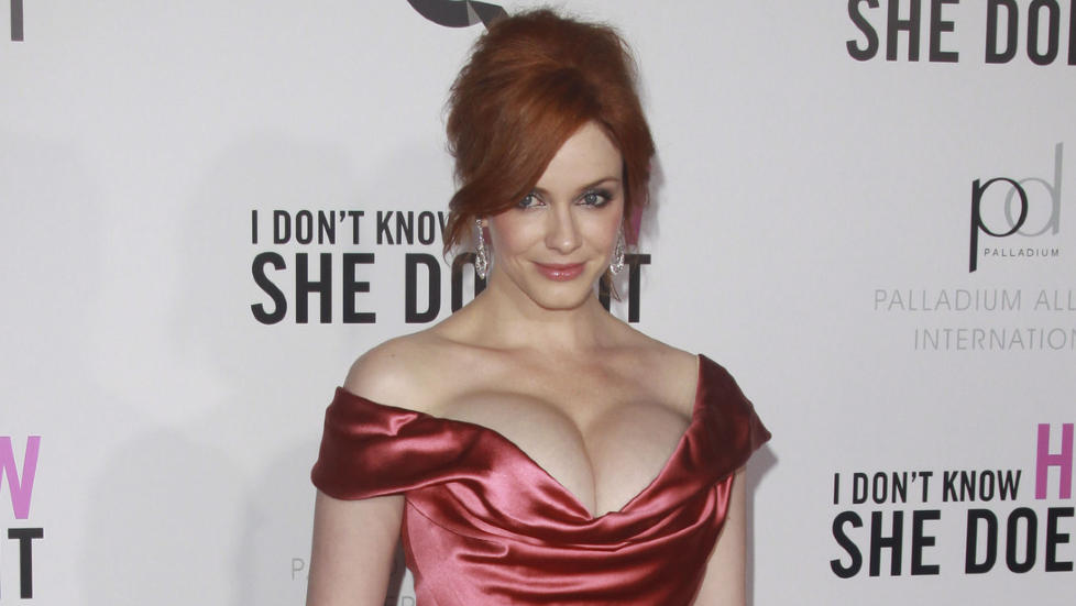 HYLLES: Tidligere ble Christina Hendricks  oppfordet til � slanke seg. N� hylles hun for formene. Foto: Stella Pictures