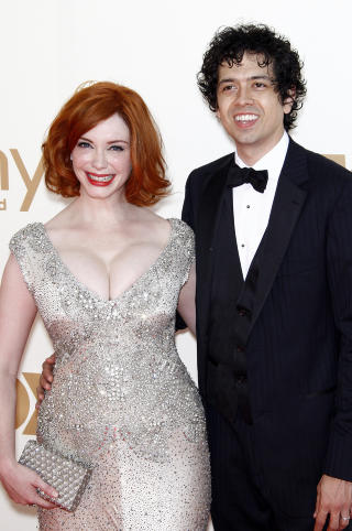 SALGSEFFEKT: Designer Johanne Johnson doblet salget etter � ha l�nt denne kjolen til Christina Hendricks. Her er hun fotografert samme med ektemannen Geoffrey Arend. Foto: Stella Picutres