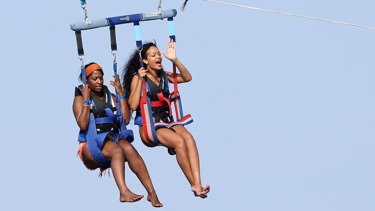 NYTER FERIEN: Rihanna har i sommer, etter konserten i Oslo p� Kollenfestivalen, tatt med seg vennene sine for � feriere p� en yatch i St. Tropez. Foto: Stella Pictures