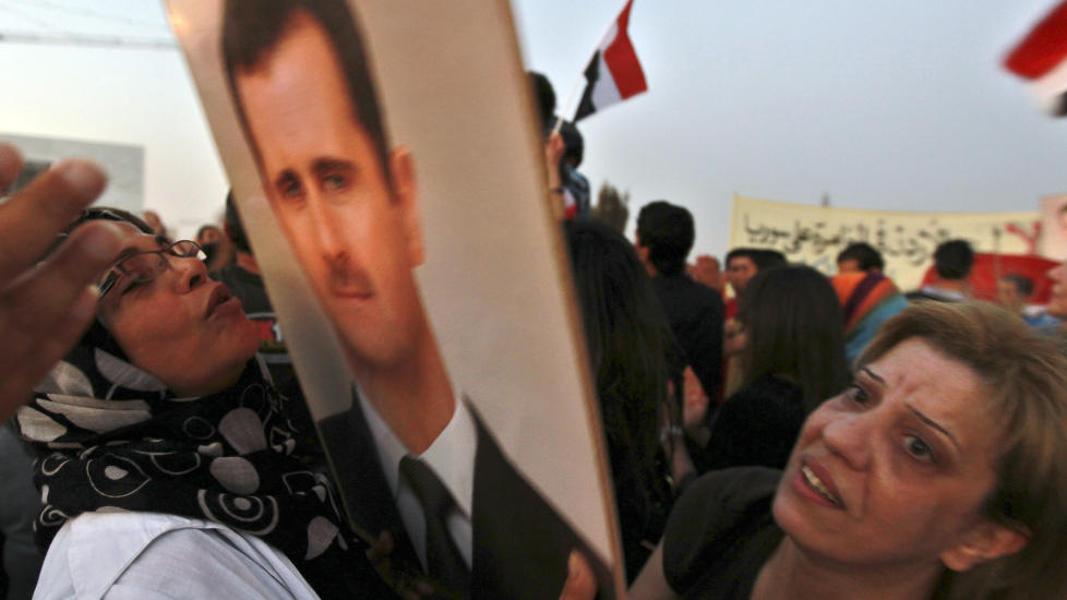 ST�TTER ASSAD: Tidligere denne uken truet Syria med � bruke kjemiske v�pen hvis andre land blander seg inn i den syriske borgerkrigen.  Her demonstrer syriske flyktninger i Jordan for � vise sin st�tte til Bashar al-Assad. Foto: REUTERS/MUHAMMAD HAMED/SCANPIX