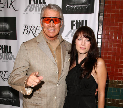  PREMIERE:  Chad Everett og skuespillerinne Mackenzie Firgens p� premiere i California i 2008. Foto: Stella Pictures