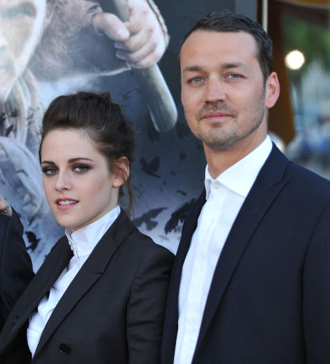  JOBBET SAMMEN:  Kristen Stewart og Rupert Sanders var kollegaer i filmen �Snow White and the Huntsman�. Hun som skuespillerinne, han som regiss�r. Foto: Stella Pictures