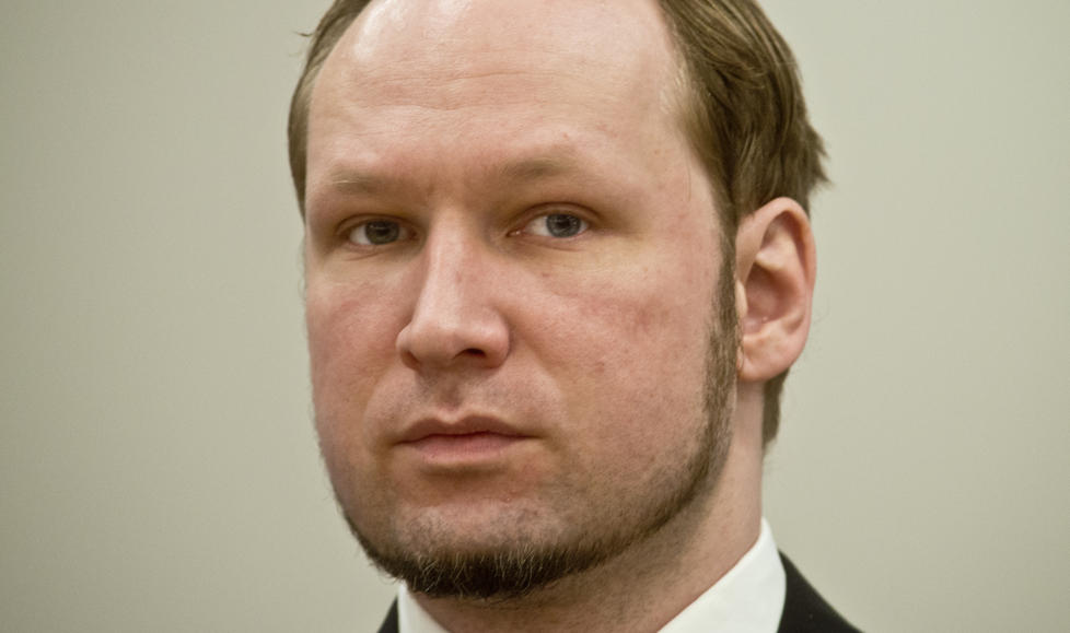 SKRIVER BREV: anders Behring Breivik sender i disse dager brev til h�yreekstreme st�ttespillere, der han ber om hjelp til � fortsette sin kamp. Fengselet vurderer � gripe inn. Foto: Per L�chen / NTB scanpix POOL