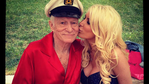 FORTSATT �UNGKAR�: Hugh Hefner, grunnleggeren av Playboy-imperiet, lar den f�rste indiske kvinnen pryde forsiden av magasinet i h�st. Her med eks-forloveden Crystal Harris under den amerikanske frigj�ringsdagen, 4. juli i �r. Foto: Stella Pictures