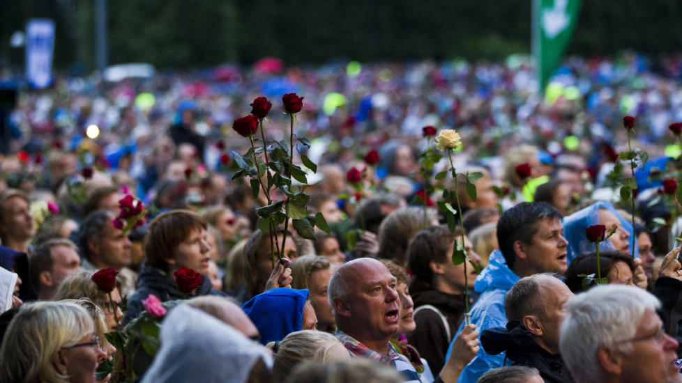 ROSER: Har kj�rlighetsretorikken som har r�det etter massakren p� Ut�ya n� tippet over i noe som ligner mest p� religi�s forf�relse, sp�r Heidi Helene Sveen. Bildet er fra minnekonserten i Oslo s�ndag. 
Foto: Vegard Gr�tt / NTB Scanpix