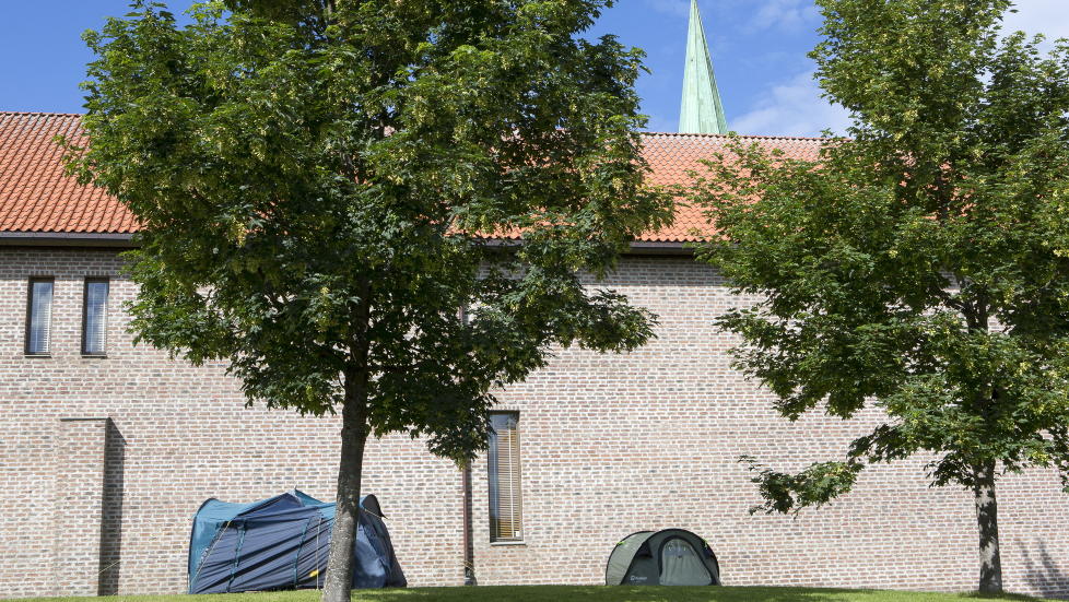 BORTE: Teltene som sto bak Nidarosdomen i Trondheim er i dag fjernet. Bildet er fra morgenen da de f�rste teltene kom. Foto: Ole Morten Melg�rd