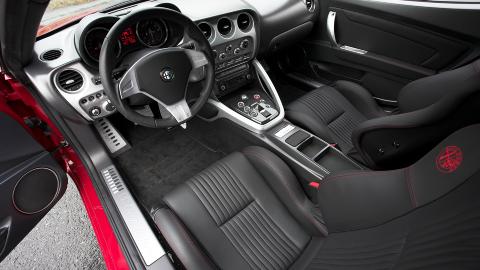 RYDDIG: Setene er harde, rattet sportslig og interi�ret ryddig. Skikkelig sportsbilf�lelse. Foto: ANDERS BULL