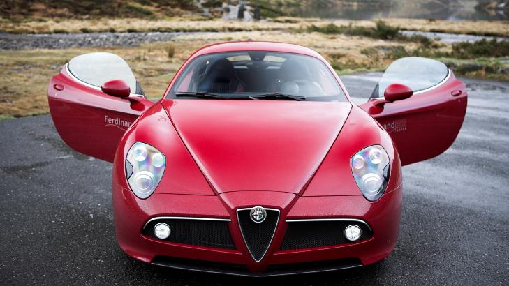 LETTKJ�RT: 450 hester til tross, den er ikke spesielt vanskelig � hanskes med i trafikken. Litt tung p� rattet fra stillest�ende er den riktignok, men kompakt og lett � plassere. Foto: ANDERS BULL