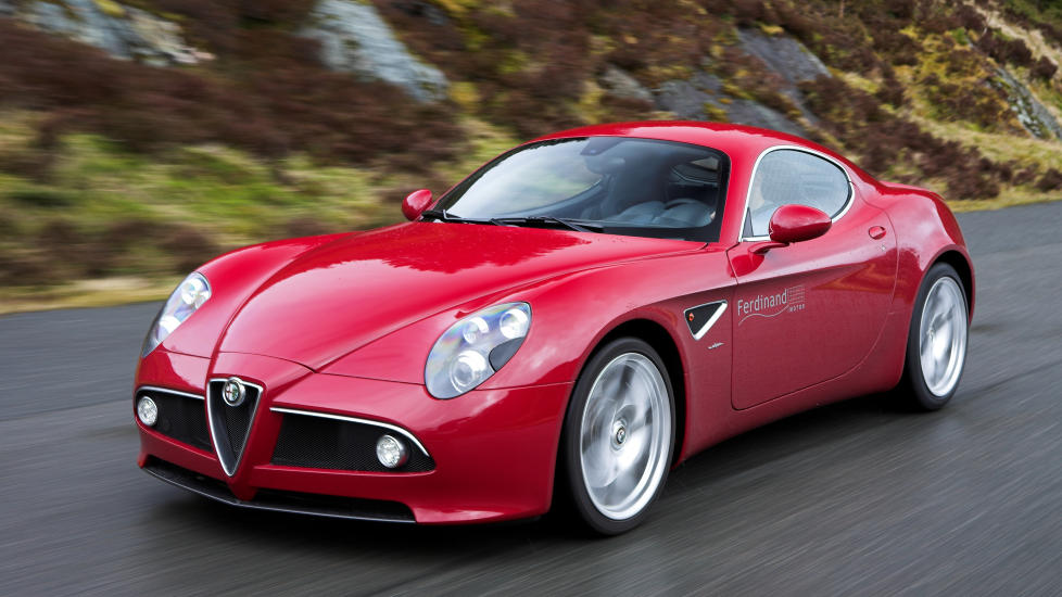 UTSEENDET MED SEG: Alfa Romeo 8C er ikke akkurat noe f�lt syn der den kommer. Foto: ANDERS BULL