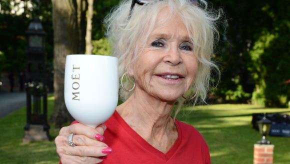 GJORDE ST. TROPEZ HOT: Edna Falao (73) reiste p� 60-tallet fra Oslo til fordel for St. Tropez, og har ikke sett seg tilbake. Hun ble venninne med Brigitte Bardot, Frank Sinatra og Sean Connery, og giftet seg med en nattklubbeier. Her p� Elles sommerfest i �r. Foto: Stella Pictures