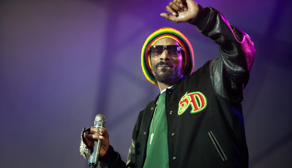 I NORGE: Etter � ha blitt narkotatt p� flyplassen i Kristiansand, fikk Snoop Dogg b�ter p� til sammen 52 000 kroner. Det til tross spilte han p� Hovefestivalen dagen derp�. Foto: Anders Gr�nneberg / Dagbladet