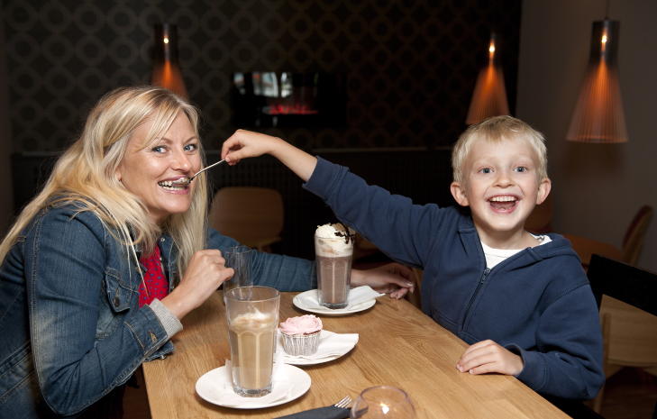 EN BIT FOR MOR: - Sj�, hun spiser opp maten min! Eli Kari og s�nnen Nikolai vet akkurat hva som smaker p� kafeen Kryddar p� Nesttun.  

Foto: Tor Erik H. Mathiesen