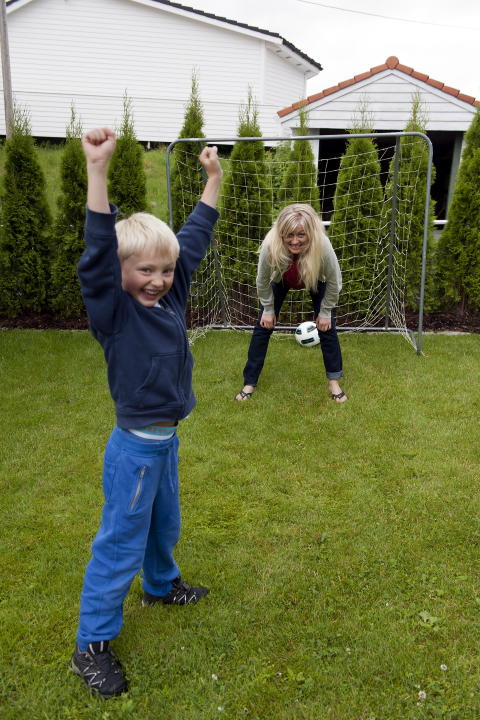 P� SAMME LAG: Ikke alle seks�ringer kan skryte av � ha egen fotballbane i hagen. Men � score m�l p� mamma Eli Kari er ikke alltid like lett. Foto: Tor Erik H. Mathiesen
