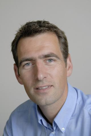 VÆR SKEPTISK: Christian Meyer, seniorrådgiver ved Norsk Senter for Informasjonssikkerhet (NorSIS) sier at folk må tenke nøye over hva de gjør på sin smarttelefon. Foto: Ida Hjerkinn/NorSIS VÆR SKEPTISK: Christian Meyer, seniorrådgiver ved Norsk Senter for Informasjonssikkerhet (NorSIS) sier at folk må tenke nøye over hva de gjør på sin smarttelefon. Foto: Ida Hjerkinn/NorSIS
