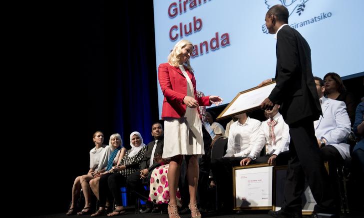  ENGASJERT:  Kronprinsessen hjelper til med � dele ut priser under Red Ribbon Awards i Washington D.C. Foto: Brendan Smialowski / AFP / Scanpix