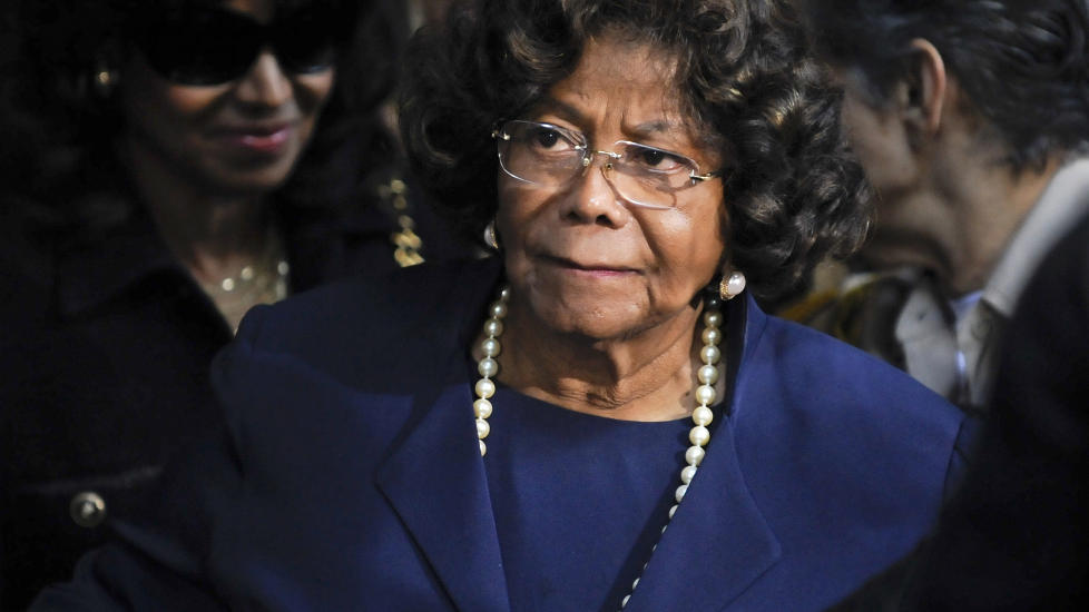TILBAKE:  Det har versert mange rykter rundt hvor Michael Jacksons mor, Katherine Jackson (82), har v�rt de siste dagene. Etter at det har v�rt stille i ti dager, er hun n� p� vei hjem i h�p om � f� tilbake omsorgsretten for sine tre barnebarn Blanket, Paris og Prince. Foto:  REUTERS/Gus Ruelas/Files