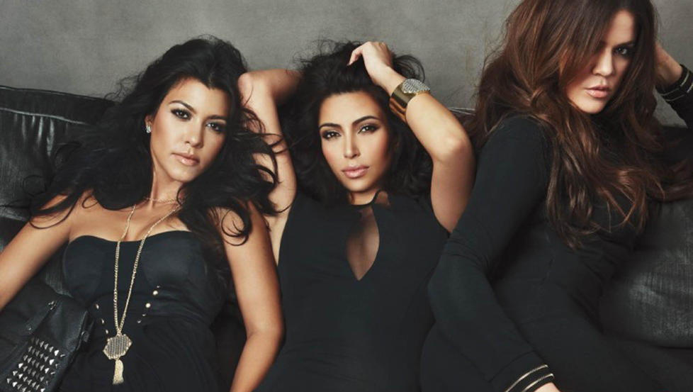 TRENGER HJELP: Kourtney, Kim og Khloe Kardashian leter etter en heldig kvinne som f�r fronte deres nyeste jeanskolleksjon. Foto: Stella Picutres