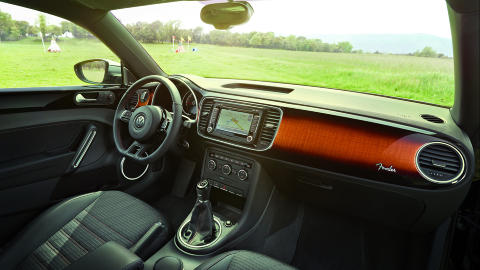 RETRO: Samarbeidet med Fender gir deg retrof�lelsen i retrobilen. Foto: VOLKSWAGEN