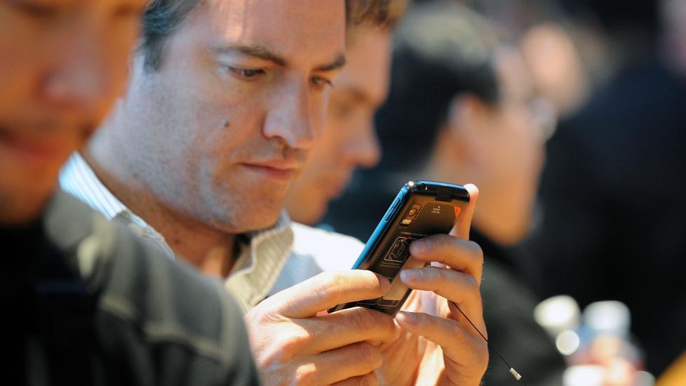 LETT � MISBRUKE: Det er if�lge sikkerhetsekspertene mange farer som lurer for intetanende smarttelefonbrukere.Foto: AFP PHOTO  / Robyn Beck/NTBScanpix