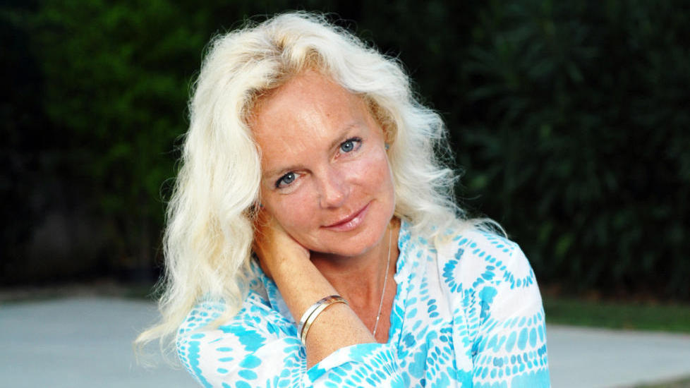 SOMMERLESNING: Lucinda Rileys siste bok er ikke elegant skrevet, men passer godt til dorske sommerdager. Foto: CAPPELEN DAMM