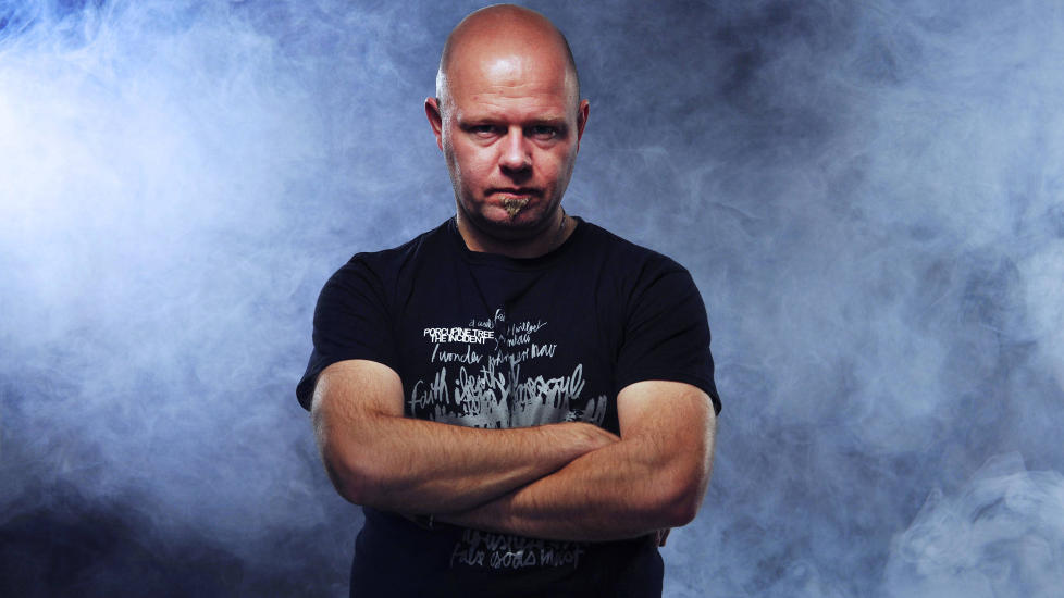 JUSTERER VIRKELIGHETEN: �rjan Karlsson dikter fritt og godt rundt historiske personer. Foto: JURITZEN