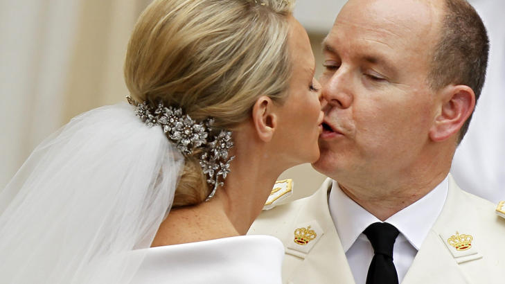 - STIVT: Kysset det nygifte ekteparet serverte etter vielsen i Monte Carlo i fjor, ble karakterisert som et av historiens stiveste. Foto: Charles Platiau/Reuters/NTB Scanpix