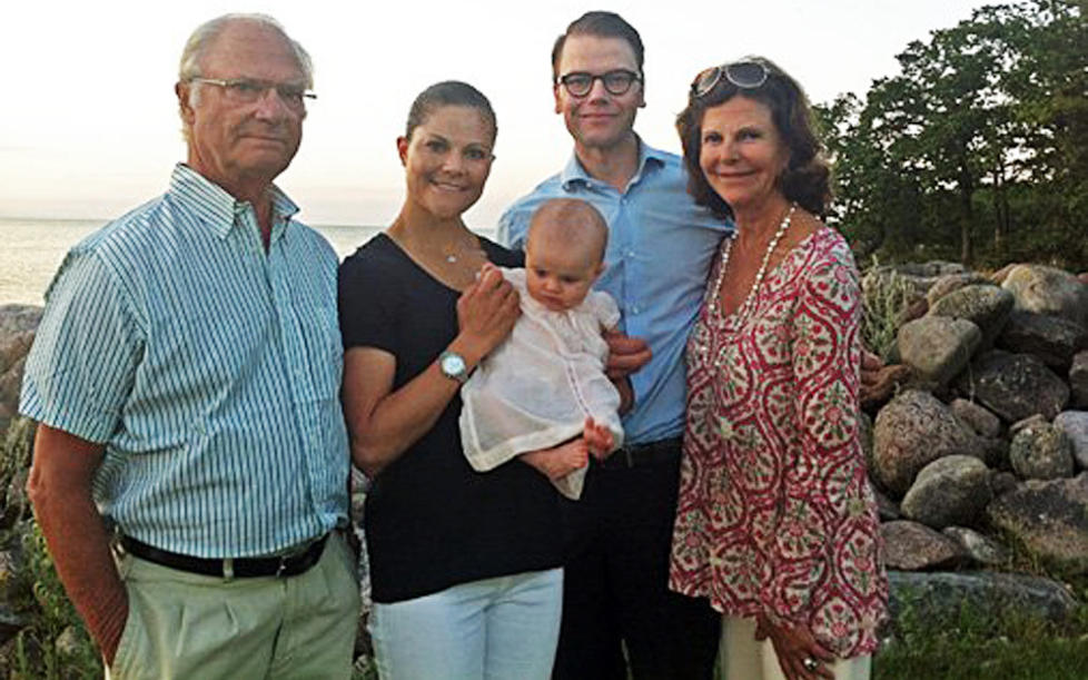  FAMILIEIDYLL:  En solbrun svensk kongefamilie koser seg for tiden p� Solliden p� �land i Sverige, og deler gladelig sommerminner fra ferien med folket. Foto: Kungahuset.se