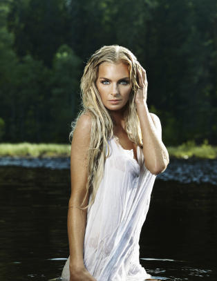 Kathrine S�rland stiller lettkledd opp i manneblad