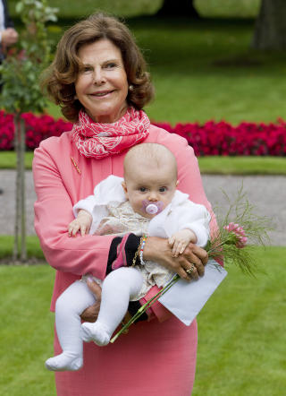  STOLT:  Dronning Silvia og lille Estelle feiret tidligere denne m�neden kronprinsesse Victorias 35-�rsdag p� slottet p� �land. Her koser Estelle seg i bestemorens favn. Foto: Stella Pictures