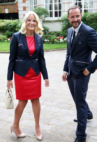  PARAT:  Mette-Marit og Haakon er klar for � treffe andre kongelige p� Buckingham Palace, og ta del i �pningsseremonien klokken 22. Foto: Erik Johnsen / NTB Scanpix