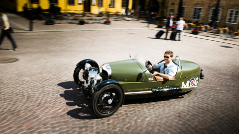 VIND I H�RET: Og insekter i ansiktet. Solbriller, eller aller helst kj�rebriller, er p�krevd Foto: H�KON EIKESDAL.