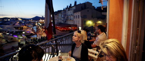 Lei m�kkav�ret? Hit drar kjendisene for � slikke sol