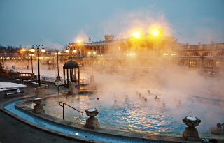 VAKKER BY: Budepest er en av Europas vakreste byer. Her fra Szèchenyi utebad.
Foto: Nina Hansen / Dagbladet VAKKER BY: Budepest er en av Europas vakreste byer. Her fra Szèchenyi utebad.
Foto: Nina Hansen / Dagbladet