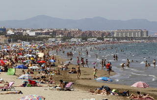 VED MIDDELHAVET: Hvis du velger Valencia fremfor Madrid eller Barcelona vil du få en langt billigere ferie. Foto: REUTERS/Heino Kalis VED MIDDELHAVET: Hvis du velger Valencia fremfor Madrid eller Barcelona vil du få en langt billigere ferie. Foto: REUTERS/Heino Kalis