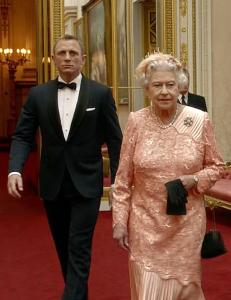 Dronning Elizabeth koste seg som James Bond-pike
