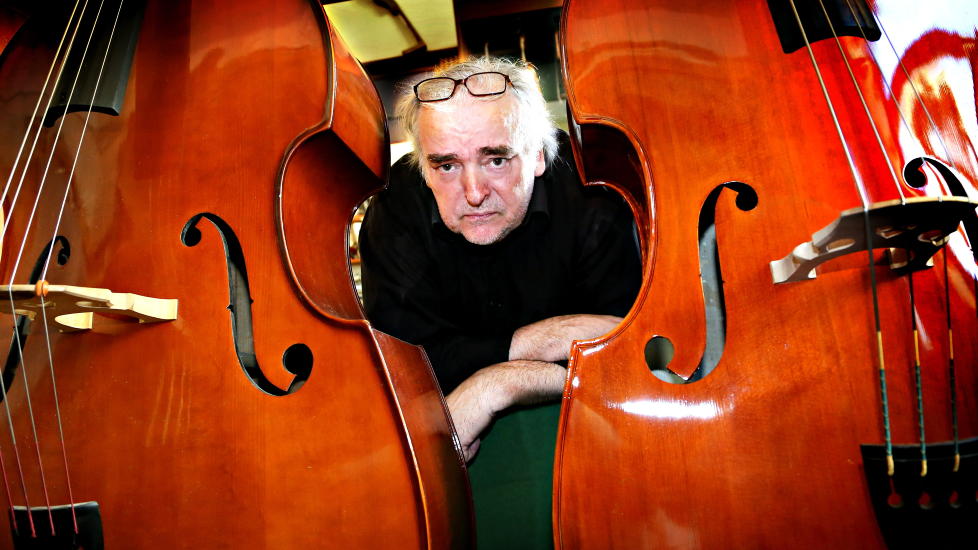 SKRIVER OM INSTRUMENTER: Ole Robert Sunde (59) er en forfatter som gjennom hele forfatterskapet har grublet over musikkens magi. Foto: Jacques Hvistendahl